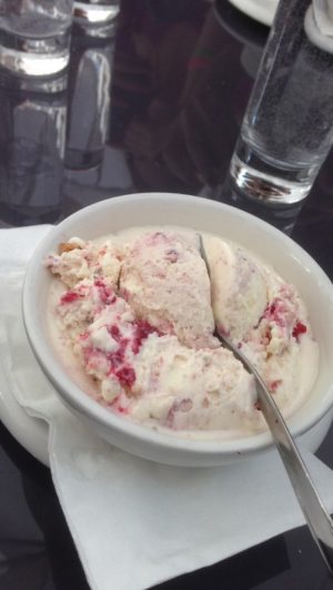 Utpoja icecream (Weißeschokolade, Rasberry & Cockies) 