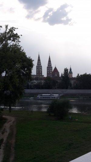 Die Theiß mit Blick auf die Türme des Szegediner Doms