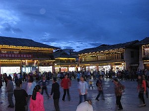 Shangrilanesen beim Tanzen