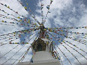 Stupa mit Gebetsfahnen