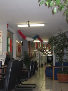 Die Schule - noch vom Nationalfeiertag geschmückt