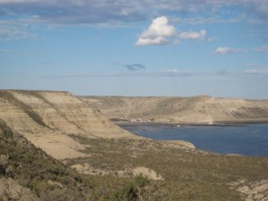 Puerto Pirámides: Der Name stammt wohl von den pyramidenähnlichen Hängen zu beiden Seiten der Bucht ab