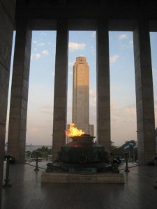 Monumento und Feuer