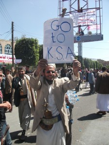 K.S.A steht für "Kingdom of Saudi-Arabia" - dorthin soll sich der jemenitische Präsident Salih nach Meinung dieses Demonstranten begeben, so wie es auch der damalige tunsesische Präsident Ben Ali tat.