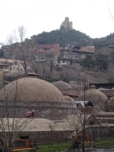 Bilder von der Tour mit Irakli: vorne Schwefelbäder, hinten Kirche