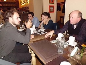 Der zweite Tisch (Christian und Herr Geier, der Leiter des RND, in einer angeregten Unterhaltung)