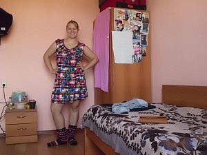 Ich, in meinem russischen Hauskleid mit georgischen Haussocken ;) Eine wahre Schönheit!