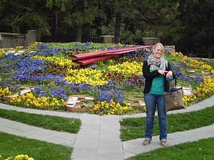 Eine Deutsche vor einer Blumenuhr... hat was oder?