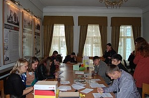 Rätsellösen während Steffi und Ich die Stimmen auszählen