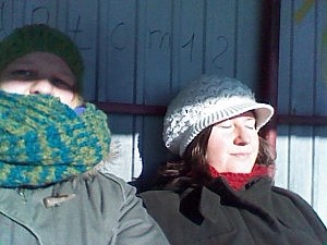 Zwei total entspannte Personen am Wochenende