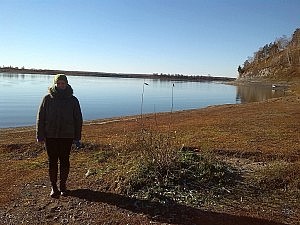 Beim Spaziergang am Fluss (Sanatorium)