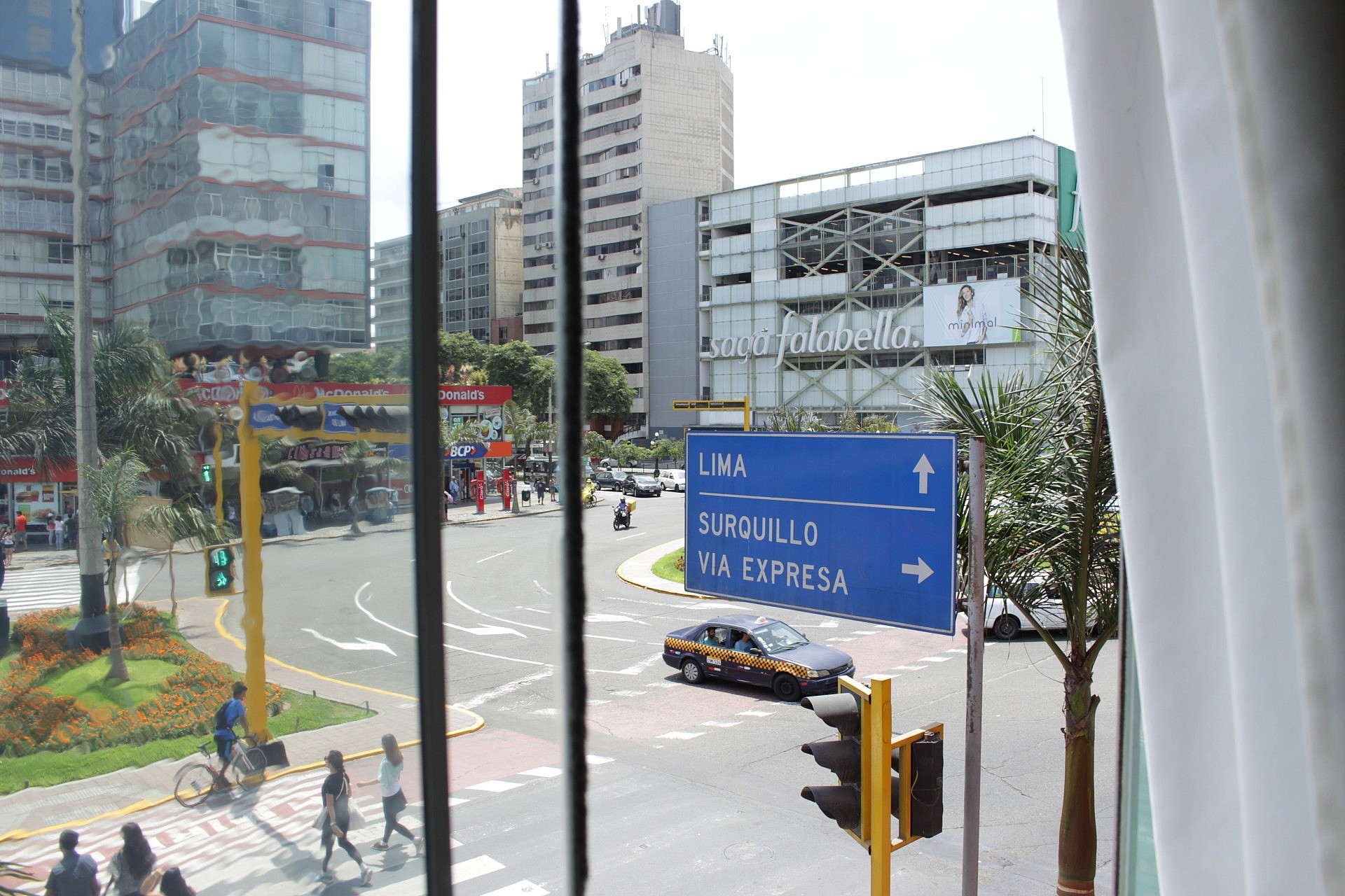 Blick aus einem Hostel in Miraflores auf einen der zentralen Verkehrs-Knotenpunkte (Bild)