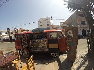 mobiler Surfshop vor unserem Hostel