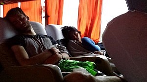 bis zu 11 Stunden Busfahrt; Yossy und ich am schlafen 