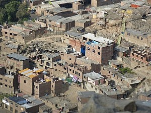 Hier einmal ein Bild mit mehr Zoom. Diese Häuser sind wohl schon etwas älter und ich würde mal behaupten, dass so in etwas die Mittelschicht lebt - vielleicht untere Mittelschicht. Ich kann es schwer einschätzen. Bestimmt lässt sich bestimmt darüber streiten, ab wann man in Lima zur Mittelschicht gehört. Die Reichen sind so super reich und die Armen einfach nur krass arm.