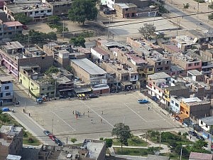 Fußball ist einer der beliebtesten Sportarten hier in Lima. Schön zu sehen ist auch, dass meistens nur die Hauswand zur Straße hin geweißt wird.