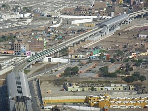 Das ist die Hochbahn, Metro, von Lima. Mit der kommt man sehr schnell von A nach B. Es gitb allerdings nur eine Strecke ..