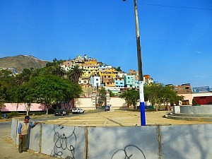 Hier noch ein letzes Bild. Zu sehen ganz oben links im Bild ein größere Hügel mit Kreuz. Da waren wir oben um uns Lima anzusehen. In Lima kann man am Grünheitsfaktor gut abschätzen wie wohlhabend die Gegend ist.