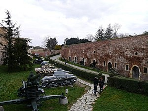 In wundervoller Eintracht wurden hier jugoslawische Panzer in Belgrads bekanntester Sehenwürdigkeit, der Burg, ausgestellt.... :D