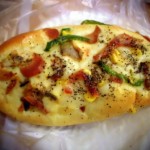 War nicht erwartet: Ein Milchbrötchen mit sehr herzhaftem Belag und creme-artigem Aufstrich.