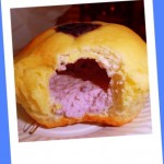 Dieser "Muffin" war ungefähr so groß wie ein Handteller und hatte einen Marmeladenkleks. Gibt es etwas ansprechenderes? Dazu kam noch die Überraschung, dass INNEN eine leckere Creme mit Heidelbeeren zum Vorschein kam.