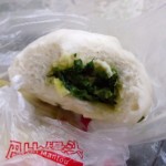 Sie sind weiß und weich, es gibt sie an jeder Ecke und sind super billig. Baouze sind Hefeteigtaschen mit verschiedenen Füllungen: Gemüse und Tofu, Schweinefleisch, süße Rote-Bohnen-Paste (die schmecken mir persönlich aber nicht).