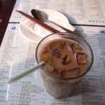 Milchtee mit Eiswürfeln