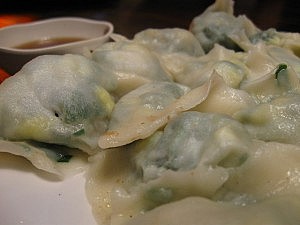 Jiaozi Jiaozi sind manchmal kleiner, manchmal größer und es gibt verschiedene Varianten. Zum Beispiel gibt es auch Jiaozi, die noch gebraten werden.