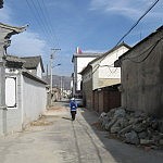 Dorf in der Nähe von Dali, durch das wir während unserer Fahrradtour gefahren sind. Links ist renoviert und rechts sieht es noch mehr nach Baustelle aus.