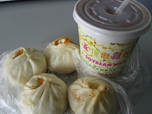 Baozi und Sojamilch