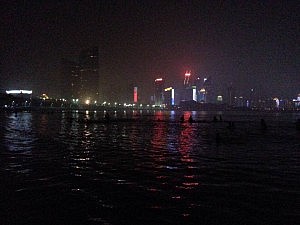 第三海水浴场 Wenn Qingdao einfach nur schön ist: Abends schwimmen am Strand Nummer 3