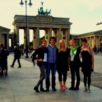 Ein Teil von Janas Hasenhöhle vor dem Brandenburger Tor in Berlin