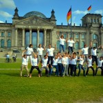 "Flashmob" vor dem Reichstag: Freiwillige bauen eine Menschenpyramide