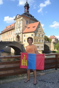 Sebastian vor der Bamberger Altstadtkulisse mit der mongolischen Nationalflagge