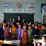 Unterricht mit der Klasse 1b in der mongolischen Nationaltracht