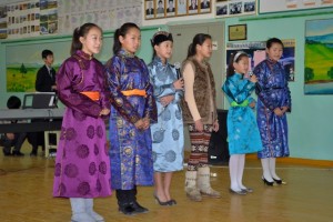 Beim Kulturwettkampf wurden traditionelle mongolische Lieder in der Nationaltracht vorgetragen