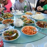 Leckeres chinesisches Essen - traditionell auf einer Drehplatte auf dem Tisch