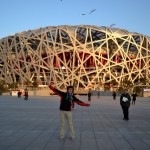 Vor dem Vogelnest, dem Olympiastadion von 2008, in Peking - heute ein Vergnügungspark