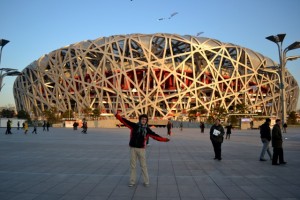 Vor dem Vogelnest, dem Olympiastadion von 2008, in Peking - heute ein Vergnügungspark