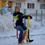 Der gute Spielkamerad macht sich auch auf dem Spielplatz zum Affen