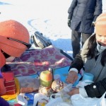 Picknick im Schnee mit allem, was dazu gehört