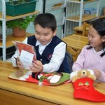 Große Überraschung bei der Bescherung in der Grundschule. Die Kinder freuen sich