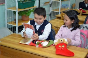 Große Überraschung bei der Bescherung in der Grundschule. Die Kinder freuen sich