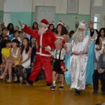 Ein westlicher und ein mongolischer Weihnachtsmann sind zu Besuch an der Schule