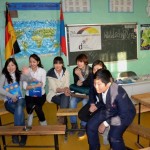 Die mongolischen Schüler stellen sich den armenischen Deutschlernern vor