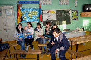 Die mongolischen Schüler stellen sich den armenischen Deutschlernern vor