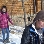 Hänsel und Gretel laufen tief durch den dunklen Wald