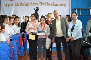 Neben einer Urkunde und der Medaille bekamen die Preisträger auch Sachspenden