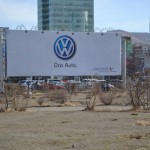 Am großen Sukhbaatar-Platz macht VW Werbung für "Das Auto"