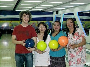 Wir vier im Bowling-Center